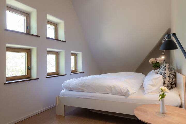 Ორადგილიანი ოთახი დიდი საწოლით მაღლა