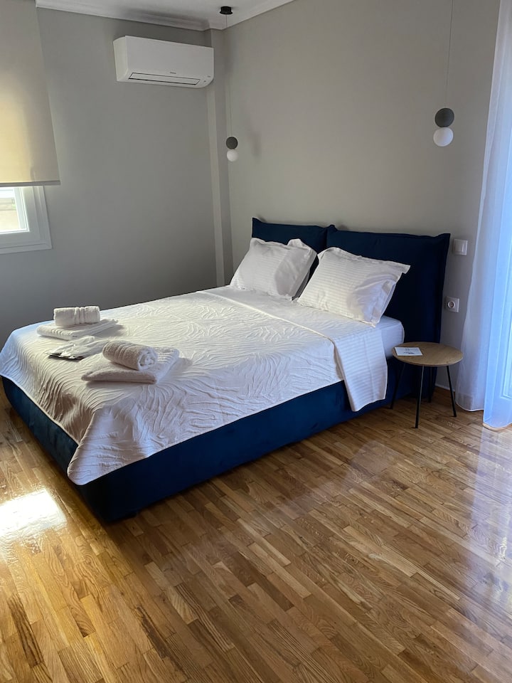 Hoofdslaapkamer ondersteund door de uitmuntendheid van media strom.