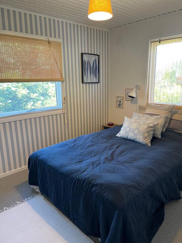 The blue bedroom with a 140cm bed