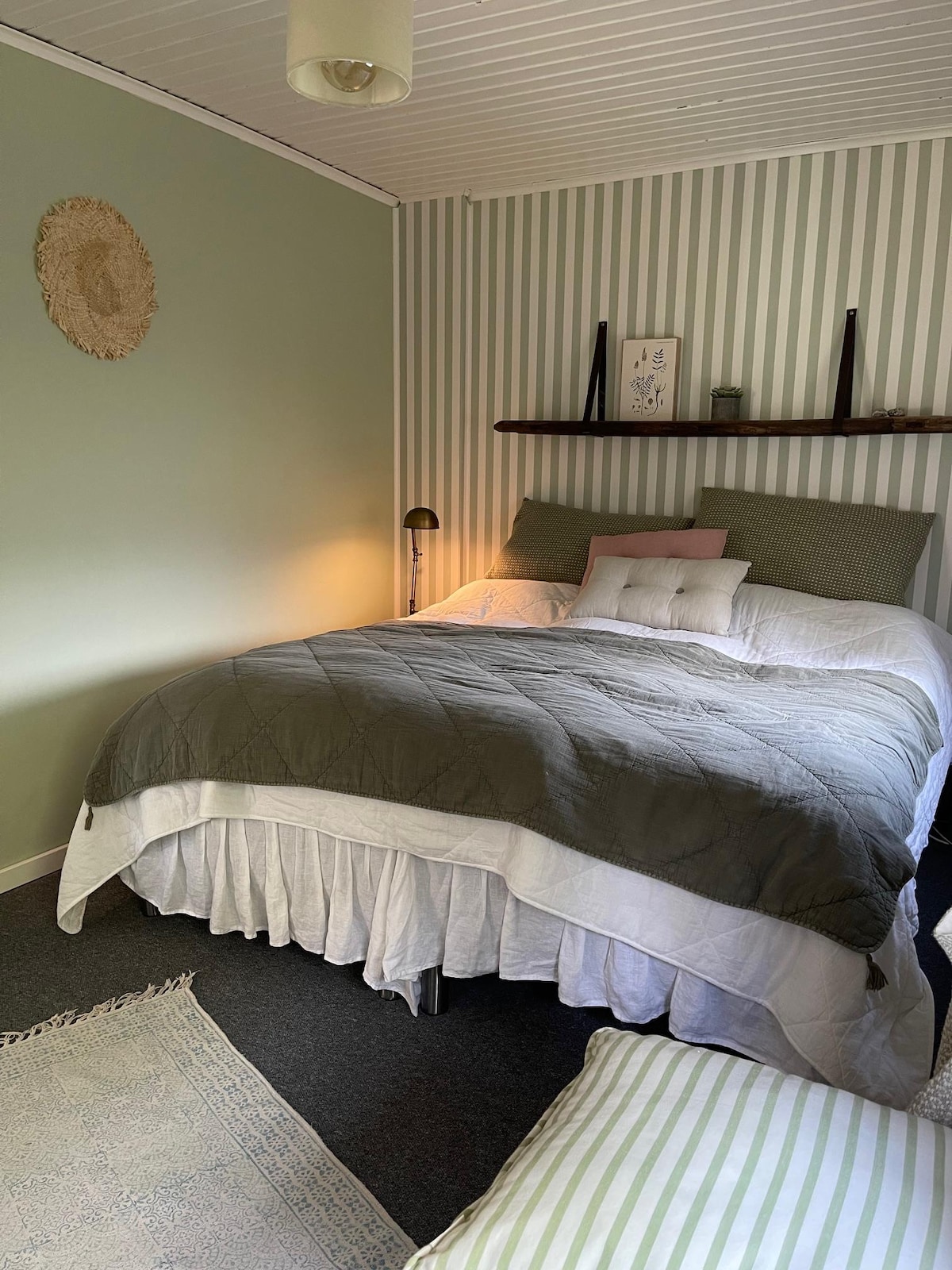 Dhoma e gjumit e gjelbër me krevat dopio