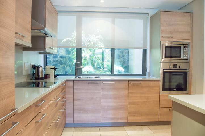 Luxury Two Bedroom Apartment with Pool gallery image 5