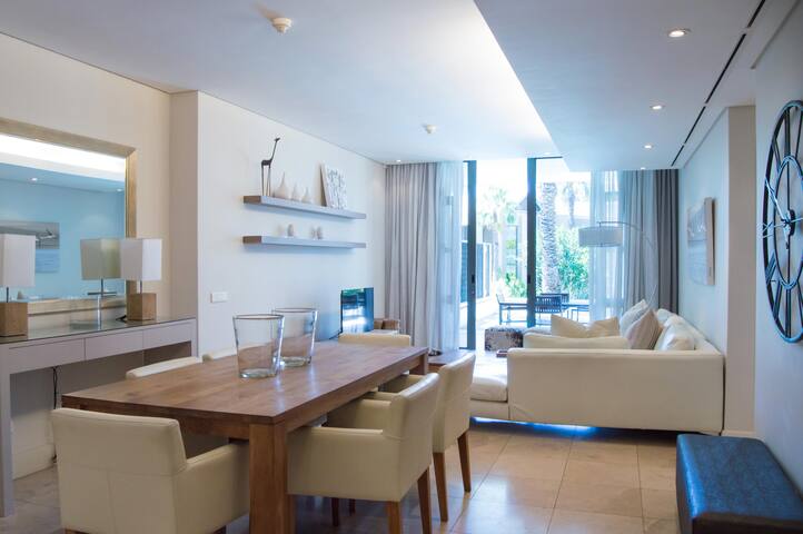 Luxury Two Bedroom Apartment with Pool gallery image 4