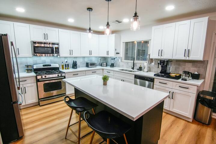 Sleeps 12, XL Pool/Spa/BBQ Retreat & Gameroom loft gallery image 4