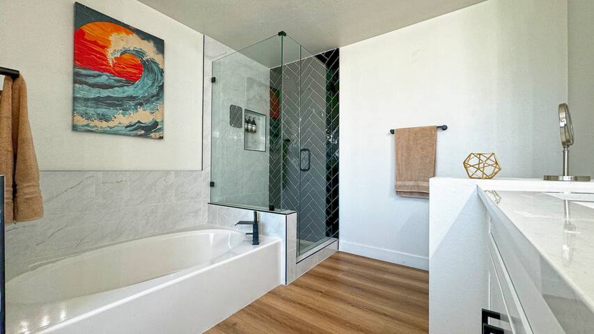 Sleeps 12, XL Pool/Spa/BBQ Retreat & Gameroom loft gallery image 5