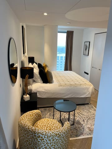 Modern 2 Bed Flat at Battersea gallery image 2