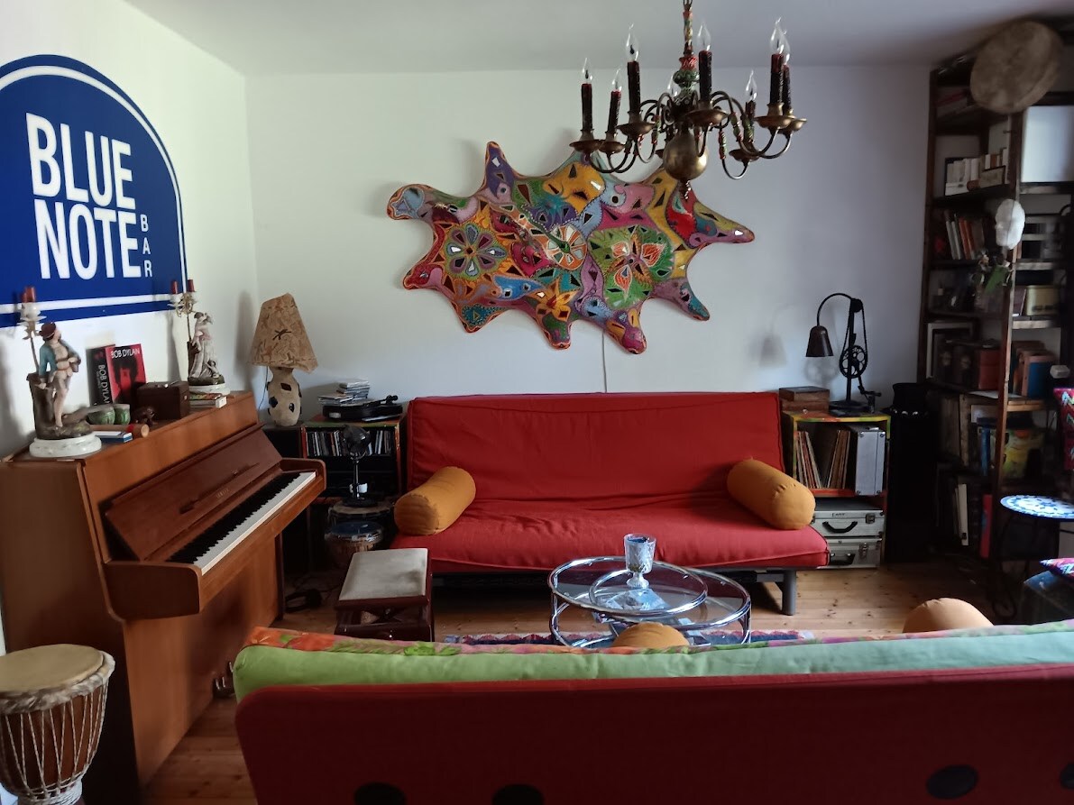 Sala de música o dormitorio 2. Los dos sofás del horno se pueden convertir en camas 200 x 140. El pasaje a la sala de música está abierto desde el comedor.