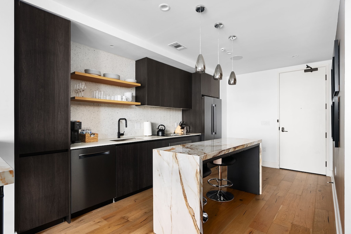 2BD Luxury Condo | Water Views | Pool | Rainey St