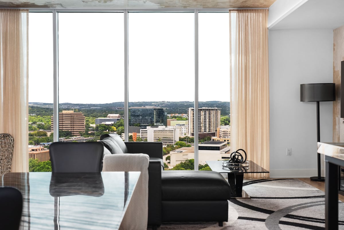2BD Luxury Condo | Water Views | Pool | Rainey St
