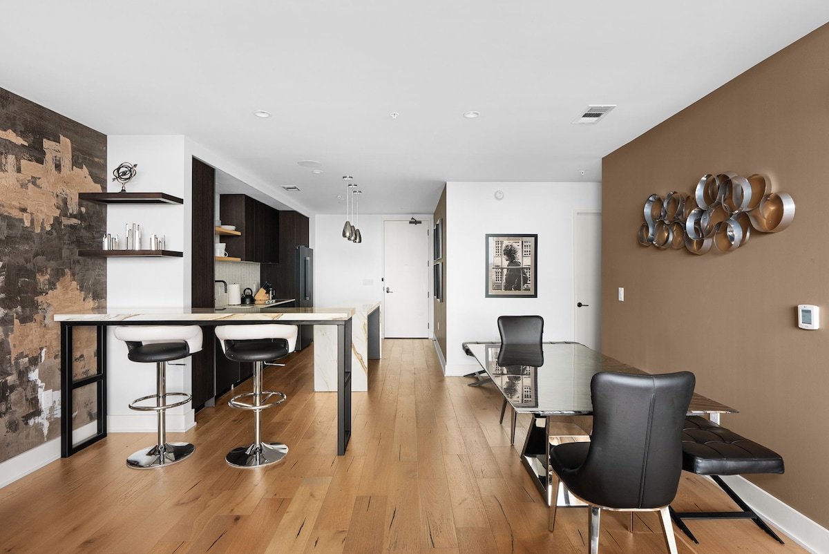 2BD Luxury Condo | Water Views | Pool | Rainey St
