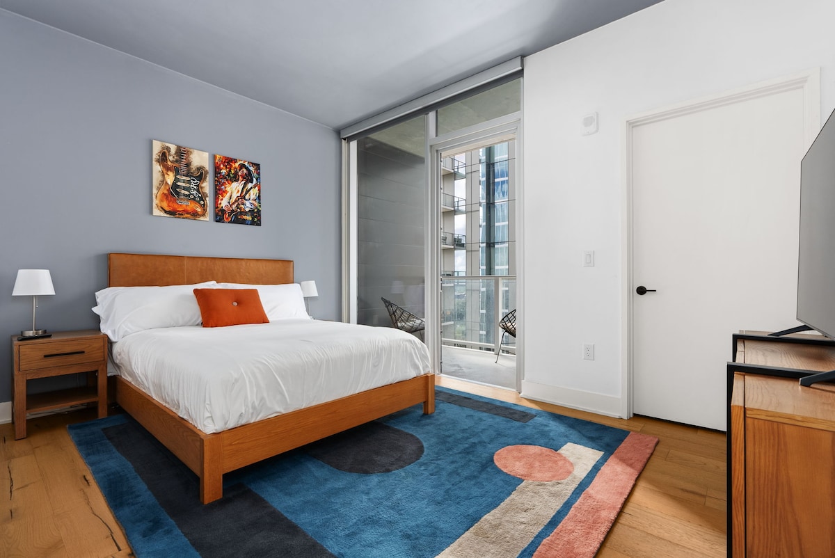2BD Luxury Condo | Water Views | Pool | Rainey St
