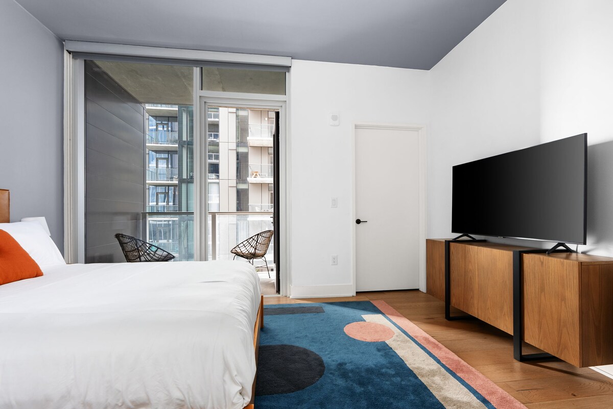 2BD Luxury Condo | Water Views | Pool | Rainey St