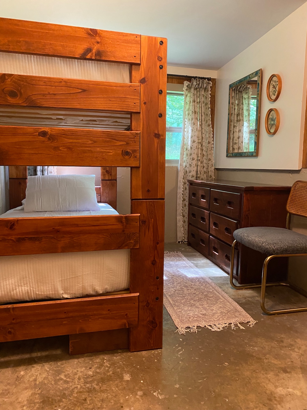 سريران مزدوجان في غرفة النوم الثانية. تحتوي هذه الغرفة على باب خارجي مع ستارة تصل إلى منطقة وقوف السيارات. 