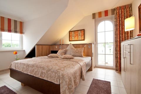 Leistungsstarkes Airbnb: Baltic Sea loggia with beach & forest in Nienhagen