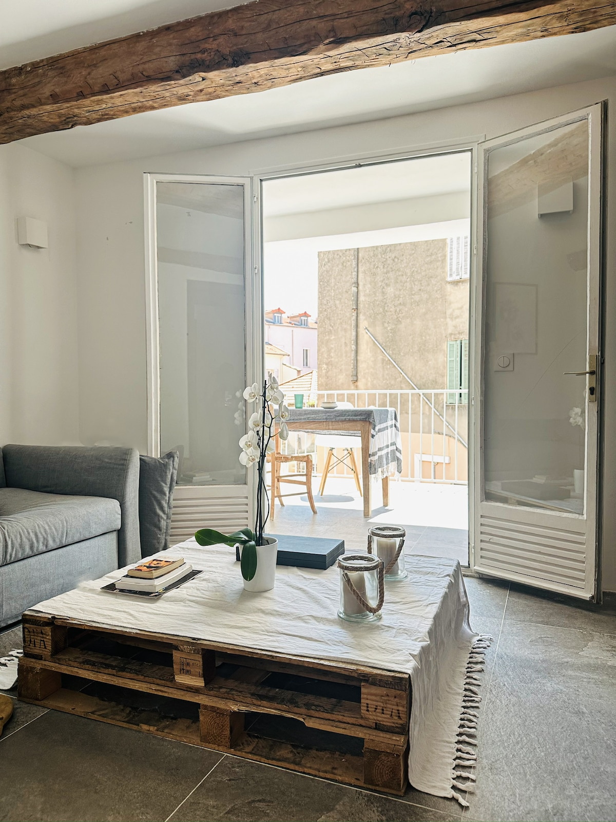 Popular Airbnb listing: Renovated apartment 5 minutes from the Palace in Cannes