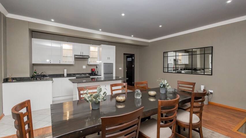 Luxury Villa with Sea and Table Mountain Views 5BR gallery image 4