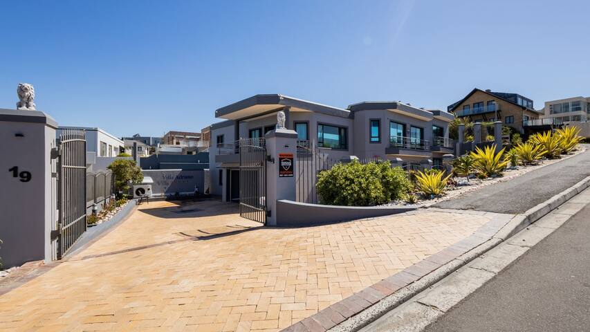 Luxury Villa with Sea and Table Mountain Views 5BR gallery image 2