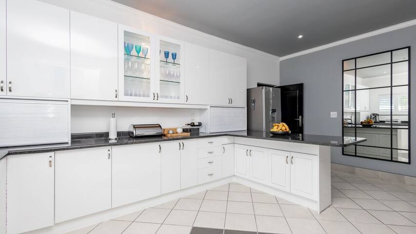 Luxury Villa with Sea and Table Mountain Views 5BR gallery image 5