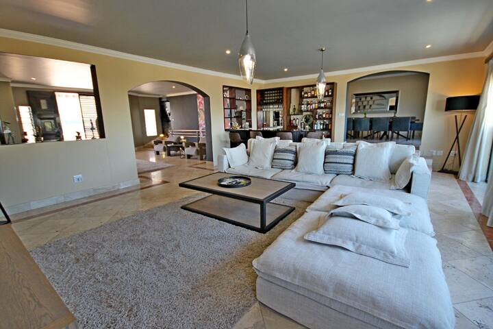 Luxury Villa with Sea and Table Mountain Views 5BR gallery image 3