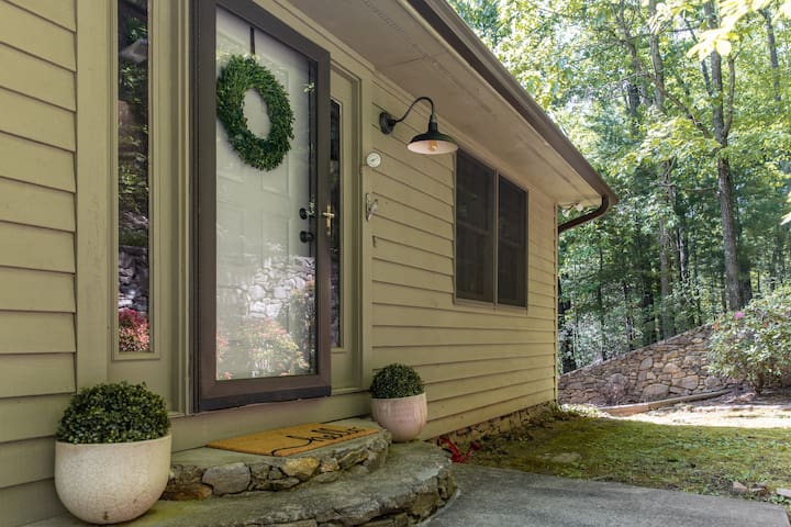 Long Weekend Getaway Minutes from Downtown AVL gallery image 5