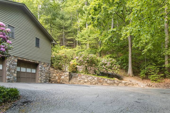 Long Weekend Getaway Minutes from Downtown AVL gallery image 3