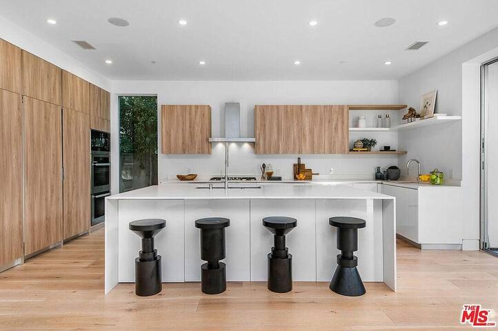 Sophisticated Luxury Escape Modern & Stylish Home gallery image 4