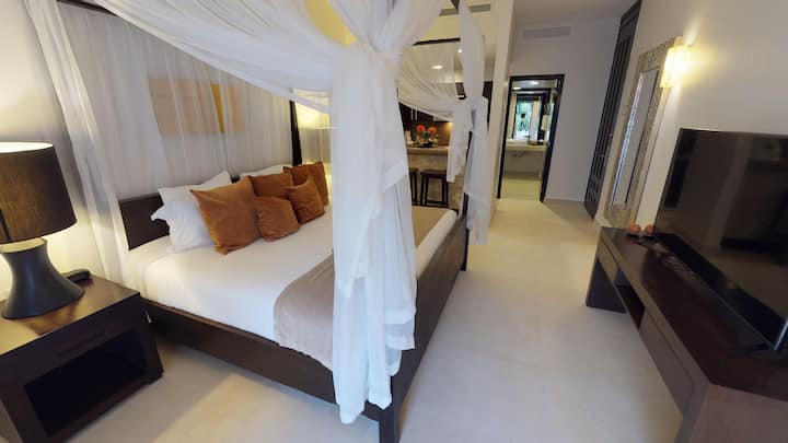 לנוח במיטת אפיריון שמזמינה רוגע ונוחות. האור הטבעי העדין והפרטים המודרניים יוצרים סביבה מושלמת להתנתק וליהנות מחופשה שלווה ומפנקת.