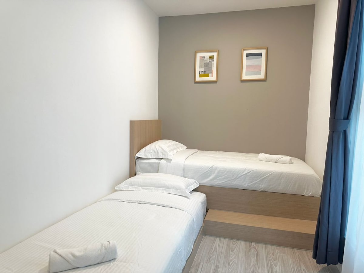 臥室；
2張單人牀