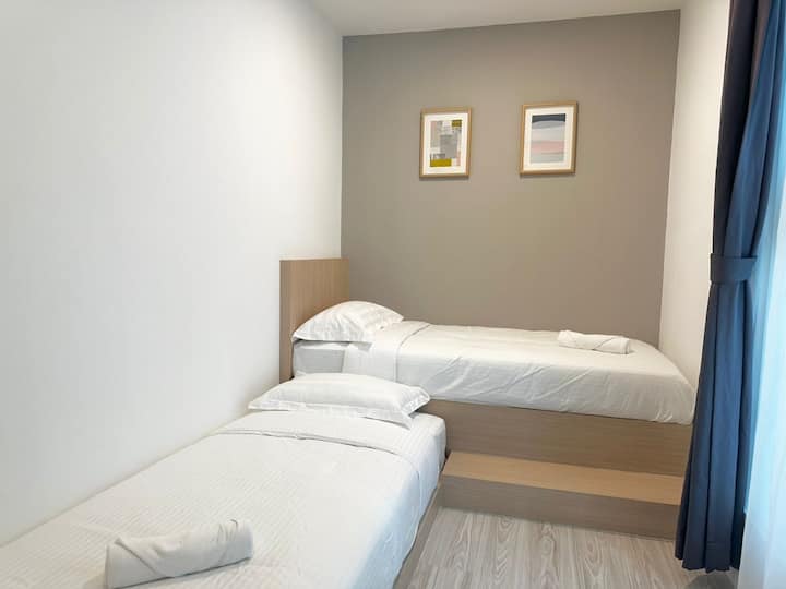 卧室；
2张单人床