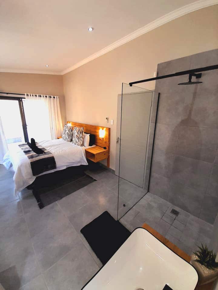 En-suite shower and toilet opens onto the pool/partio