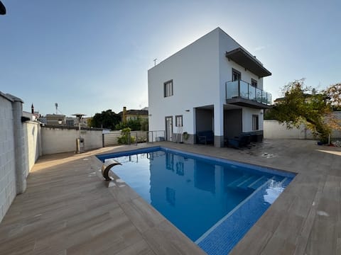 Tomares, Independent Chalet