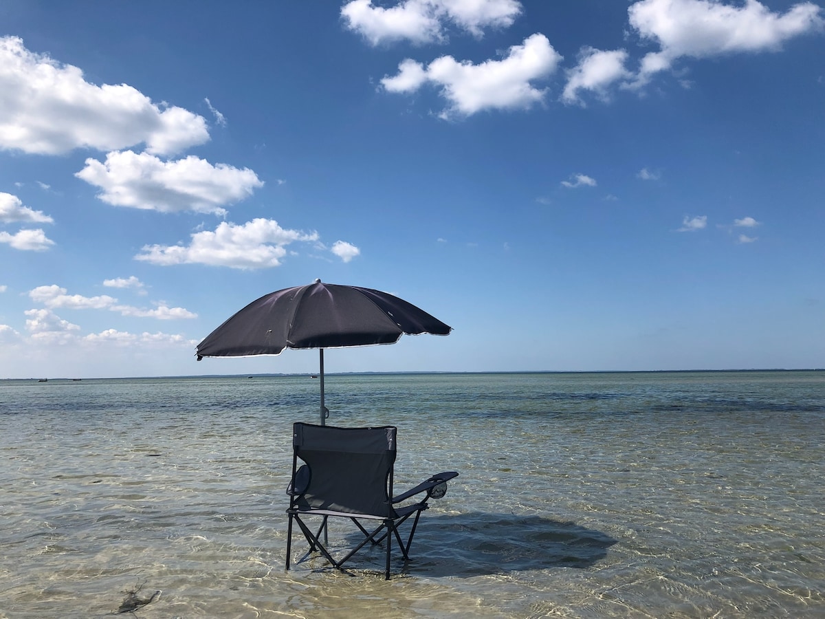 Detalje fra sommerhuset ved Dråby Strand med havudsigt