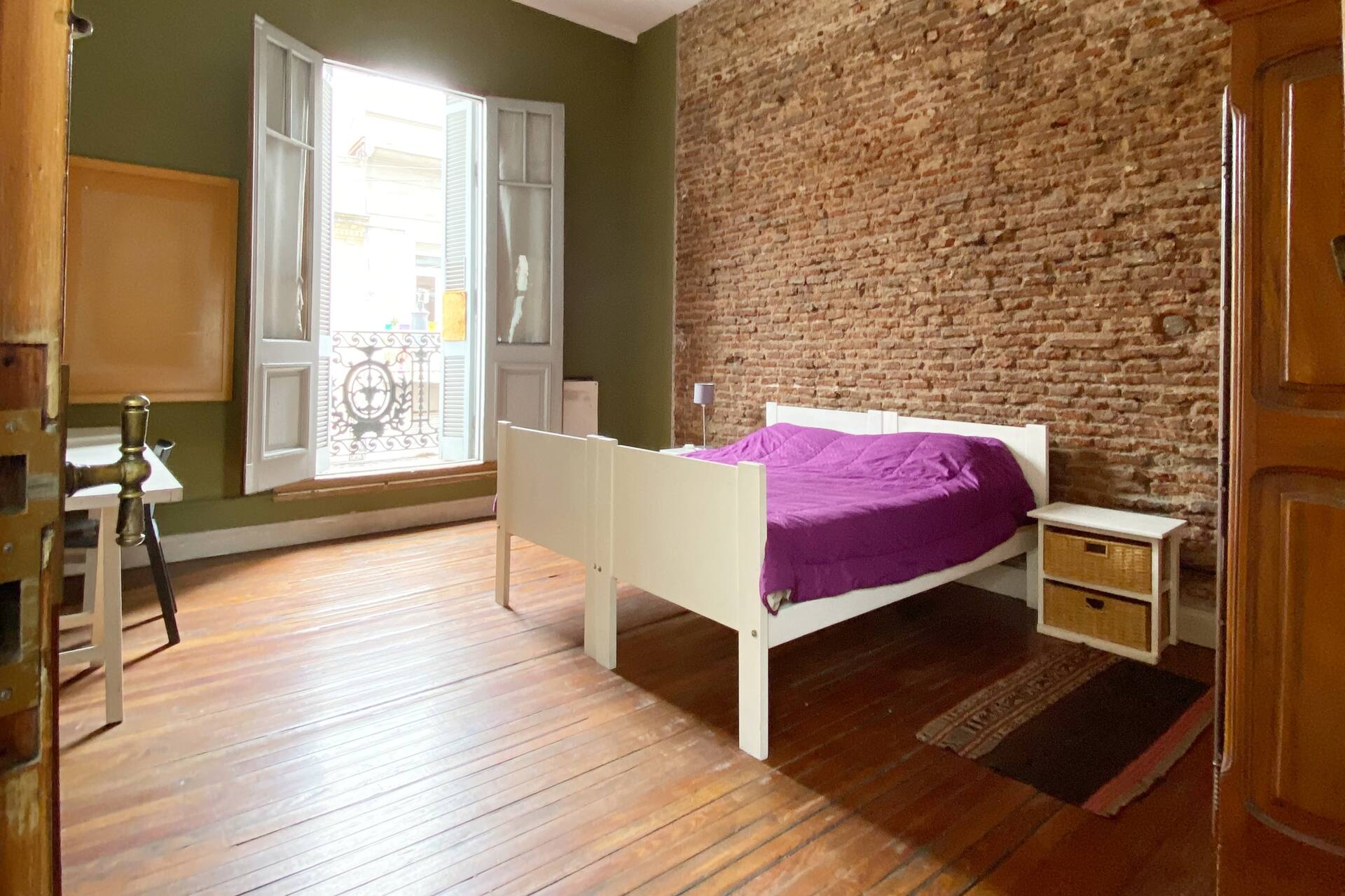 Private room in shared apartment in Monserrat