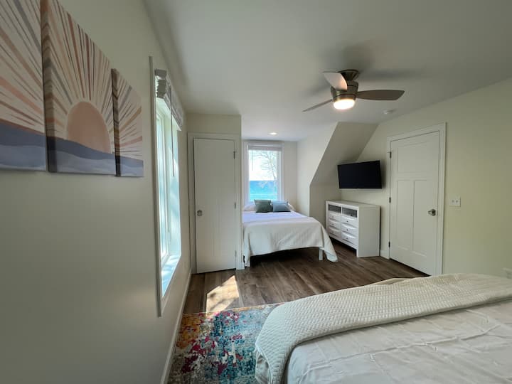 Spavaća soba na 2. katu ima jedan bračni krevet, jedan bračni krevet i TV.