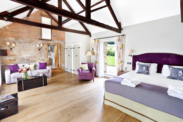 Сите спални соби во сместувањето се убаво украсени со доволно простор за складирање во гардероберот, масичка за облекување, лесен стол за рака, телевизор и машини за кафе покрај пристапот до приватна сопствена бања