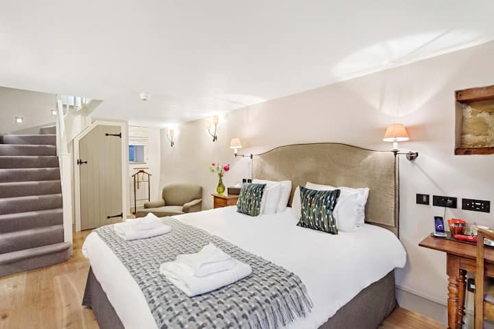 Сите спални соби во сместувањето се убаво украсени со доволно простор за складирање во гардероберот, масичка за облекување, лесен стол за рака, телевизор и машини за кафе покрај пристапот до приватна сопствена бања