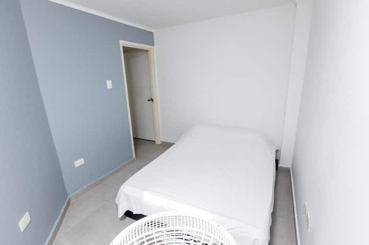 Chambre avec un lit confortable qui vous offre un bon repos et un ventilateur pour plus de fraîcheur
