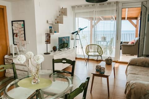 Renovated penthouse 100m from the beach