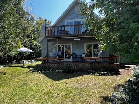 Lakeside cottage near beaches,
nature trails, golf