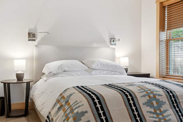 Dormitorio del piso principal con cama tamaño queen. Este dormitorio tiene un baño adjunto con combinación de tina/ducha.  