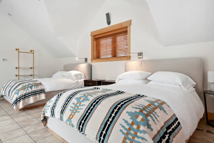 Dormitorio en la planta superior: 2 camas tamaño queen con acceso al porche superior. Baño con ducha a ras del suelo y bañera independiente junto a este dormitorio. 