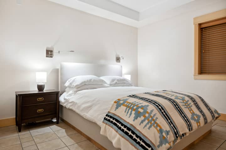 Dormitorio en la planta baja con cama tamaño queen