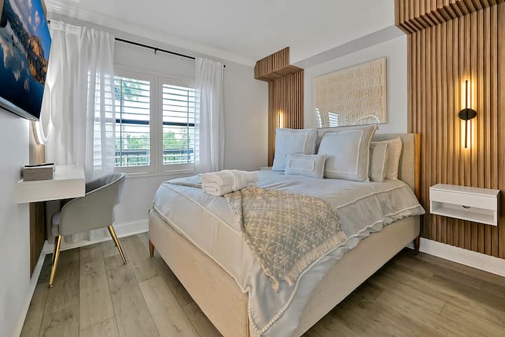 חדר שינה ראשי, עם מיטה מתקפלת, טלוויזיה חכמה, איפור עם מראה גדולה וארון בגדים.