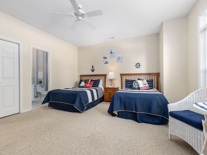 This cozy condo suite has a queen bed and a full bed with a kitchenette. South Carolina - Family, Golf, Homes, Condos, Private, Pool