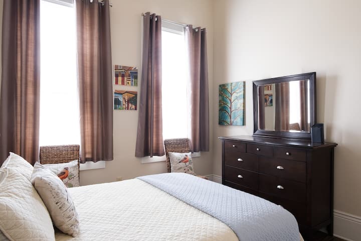 ห้องนอน #1 - มีห้องน้ำในตัวและตู้เสื้อผ้าแบบวอล์กอิน