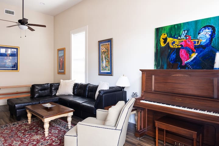 French Quarter Courtyard & Frenchmen Street 1