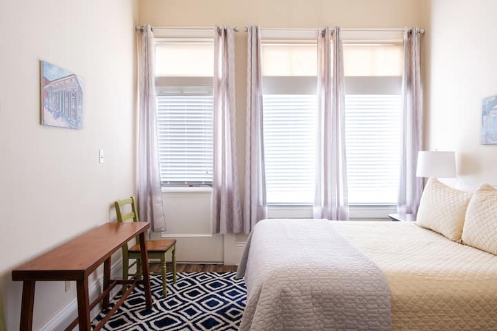 ห้องนอน #2 พร้อมเตียงควีนไซส์ตู้เสื้อผ้าขนาดใหญ่และห้องน้ำขนาด 1/2 ห้อง