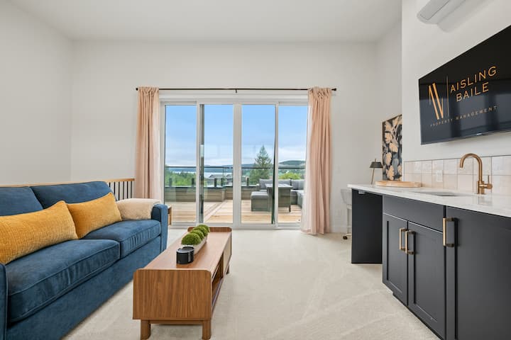 Segunda sala de estar en el tercer piso con un sofá cama extraíble (ropa de cama incluida), TV inteligente, estación de trabajo dedicada y acceso al patio privado.