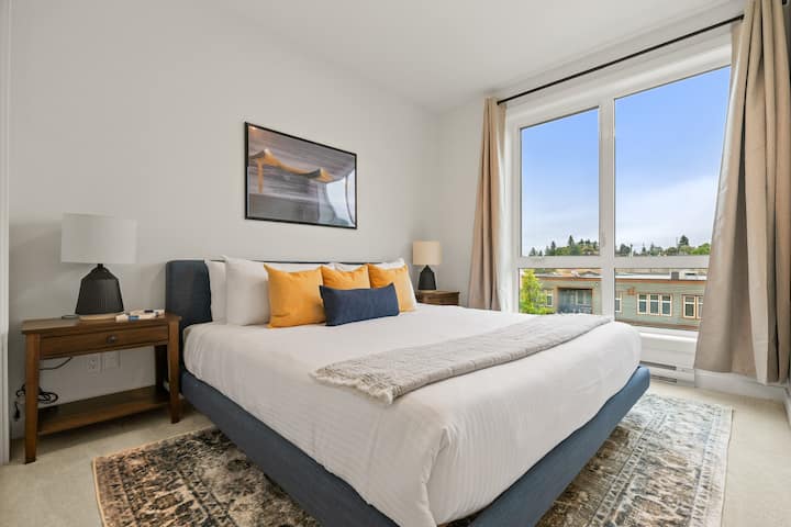 Segundo dormitorio (ubicado en el tercer piso) con una cama tamaño king y armario.