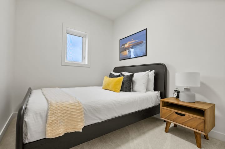 Segundo dormitorio (ubicado en el tercer piso) con una cama tamaño queen y armario.