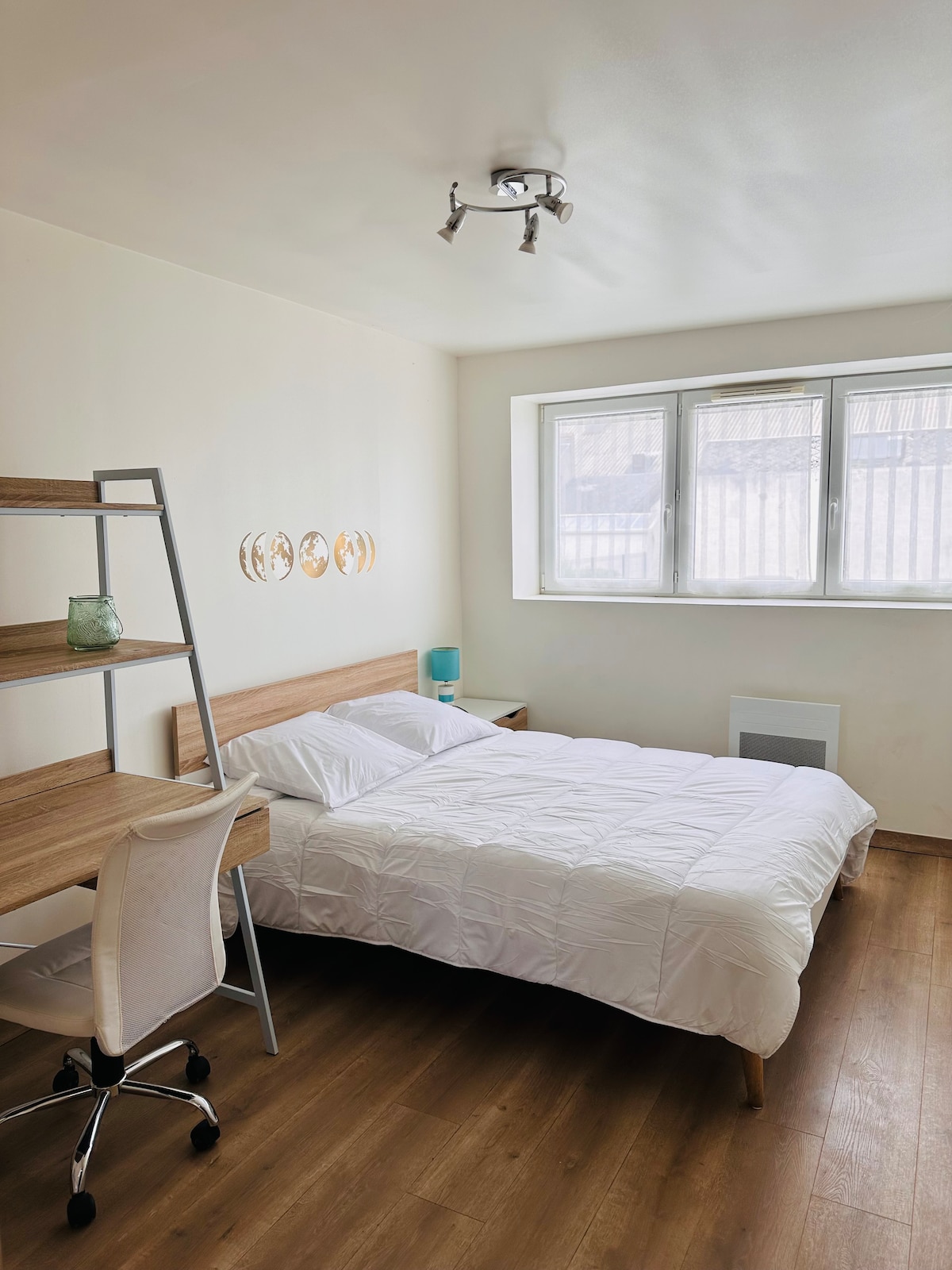 Eget rum med en dubbelsäng, ett skrivbord och en stol, en garderob